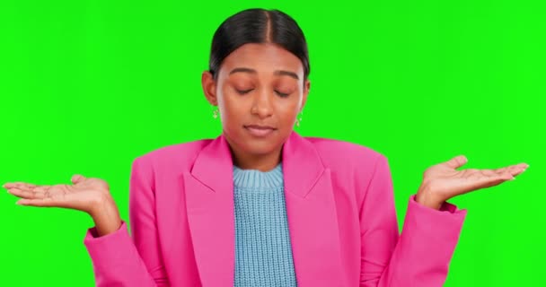 Yeşil Ekran Stüdyosunda Kafası Karışmış Omuz Silkmiş Kadın Yüzü Karar — Stok video