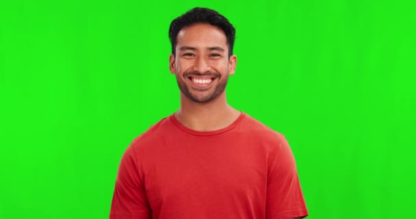 一个男人的肖像 在一个绿色的屏幕上笑来获得乐趣的喜剧 男青年在演播室或彩色关键背景上的脸上的快乐 模拟空间或微笑 以获得有趣的笑话或迷因 — 图库视频影像