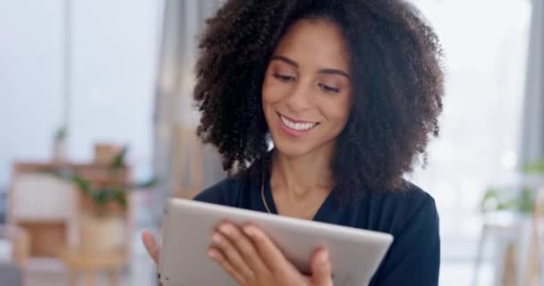 Технологии Деловая Женщина Планшетом Счастливы Современном Офисе Рабочем Месте Онлайн — стоковое видео