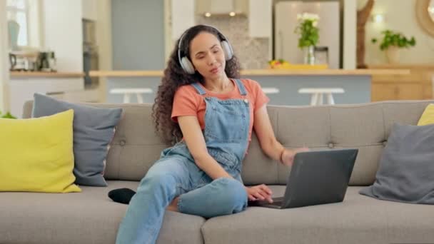 Musik Wanita Dengan Laptop Dan Headphone Mendengarkan Sofa Ruang Tamu — Stok Video