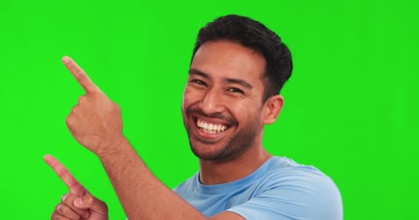 Mutlu Asyalı Adam Elleri Yeşil Ekranda Stüdyonun Arka Planında Pazarlama — Stok video