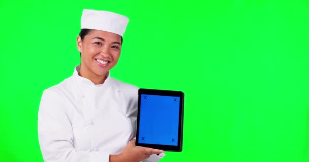 烹调和一位女厨师在工作室的绿色屏幕背景下举行了一个带有跟踪标记的展览 肖像画 食品网站和一个快乐的年轻亚洲女厨师拿着铬钥匙做模型 — 图库视频影像