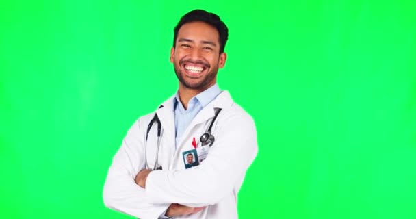 アジアの男性 スタジオの背景に対する医療アドバイスのための緑の画面に自信を持って交差しました 幸せと自信に満ちた男性の肖像画やモックアップスペース上の医療専門家 — ストック動画