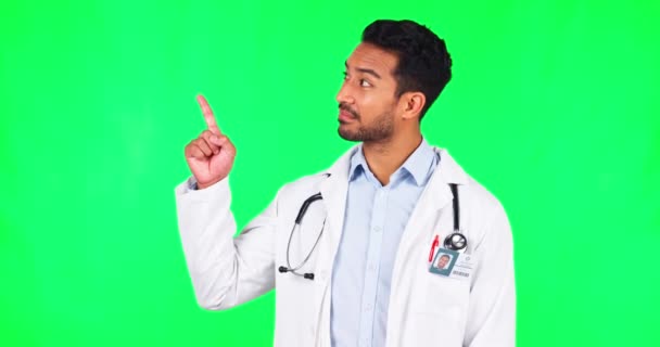 アイデアのための緑の画面上の男とポインティング フィードバックや医師 プレゼンテーション レビュー ニュースのためのスタジオの背景に人の肖像と医療 — ストック動画