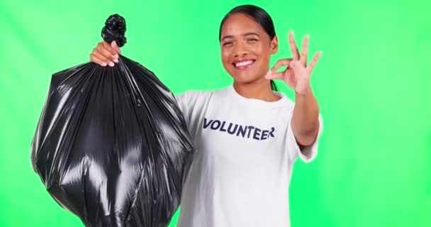 Limpieza Voluntario Mujer Pantalla Verde Basura Contaminación Apoyo Cambio Climático — Vídeo de stock