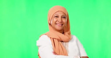 Yeşil ekran, Müslüman ve tesettürlü kadın, mutlu bir zihniyet ve stüdyoda İslami modelin mutluluğu. Portre, bayram mübareği ve inançla, dinle ve İslam 'la gülen kişinin yüzü.