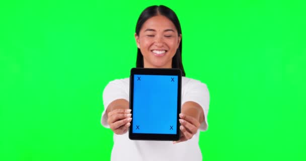 广告或营销 以及工作室中一个在绿色屏幕背景下的女性 手握带有跟踪标记的展品 肖像画 品牌网站及快乐的年轻亚洲女子手持铬钥匙 — 图库视频影像