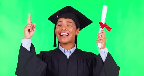 Γυναίκα Απόφοιτος Δείχνουν Προς Πάνω Και Πράσινη Οθόνη Χαμόγελο Για — Αρχείο Βίντεο