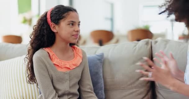 Mutter Tochter Und Zorn Kämpfen Auf Dem Sofa Wohnzimmer Verhalten — Stockvideo