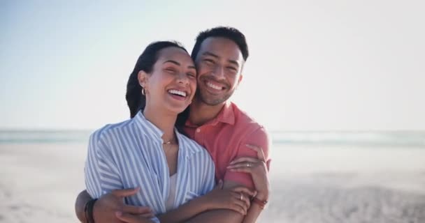 一对快乐的夫妇 在度假时面带微笑 放松浪漫 户外联系或关心感情 拥抱在沙滩上享受夏天的旅行或大自然 冒险享受海上的阳光 — 图库视频影像