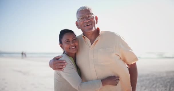 老年男子 妇女和面对海滩拥抱海洋的快乐 热带假期或海上旅行 妻子和微笑为假日冒险 或户外为阳光旅行 拥抱欢乐为和平 — 图库视频影像