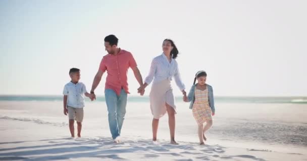 Famiglia Genitori Bambini Spiaggia Con Mani Mano Camminare Rilassarsi Legare — Video Stock