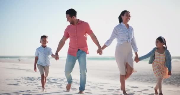 Famiglia Genitori Figli Spiaggia Con Mani Mano Camminare Puntare Legare — Video Stock