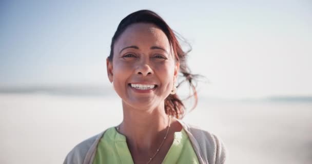 ビーチ そして自然と夏にリラックスするために休暇中に成熟した女性の顔 ブラジルの日差し 青空で笑顔で幸せで人と肖像画 — ストック動画