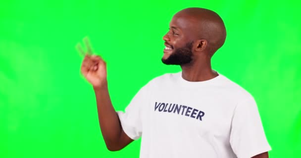 黒人男性とボランティアポイント 緑の画面とNgo 機会と決定でサポート 手のジェスチャーで肖像画 男性と人道的 選択と開発とモックアップスペース — ストック動画
