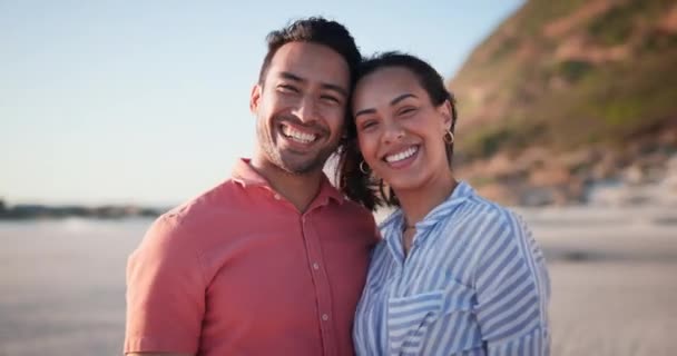 一对快乐的夫妇 脸上和沙滩上的微笑来放松浪漫 户外的联系或关系关怀 女人和拥抱在沙滩上 享受夏日旅行 探险或海洋阳光 — 图库视频影像