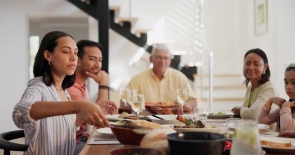 Große Familie Abendessen Und Glücklich Esstisch Mit Lebensmitteln Für Bindung — Stockvideo