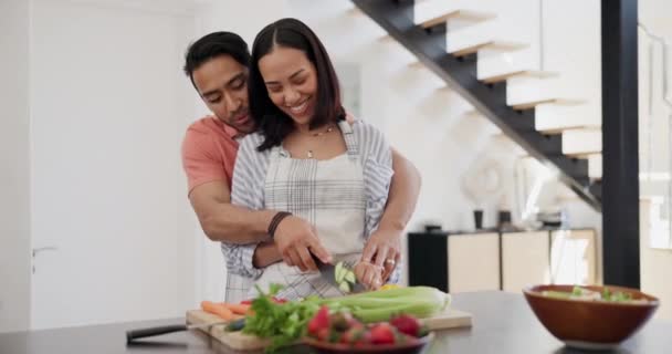 Kram Mat Och Par Ett Kök För Matlagning Med Grönsaker — Stockvideo