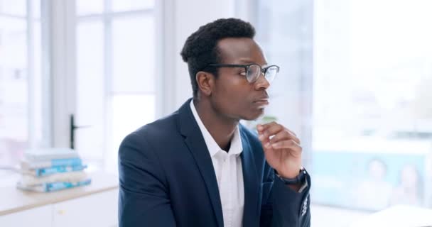 在办公室规划 决策或思想选择或头脑风暴中的商人 面对和思考 黑人男性 非洲男性或雇员惊奇不已 在工作场所执行任务的想法或计划 — 图库视频影像