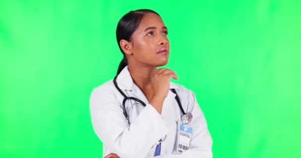 医療ソリューション サービスや病院の保険のアイデアのための医師 女性の思考と緑の画面 医療従事者 看護師 スタジオを背景にした人物のインスピレーション 真剣な絵文字 — ストック動画