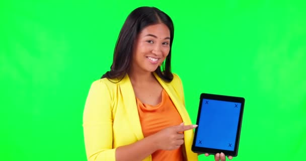 タブレット 広告キャンペーン トラッキングマーカー付きディスプレイを保持するスタジオの緑の画面の背景の女性 肖像画 ターゲットオーディエンスと幸せな若いアジアの女性がクロマキーを保持 — ストック動画