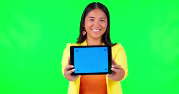 工作室里的平板电脑 品牌或营销以及绿色屏幕背景上的女性手持带有跟踪标记的显示屏 肖像画 广告网站和一个快乐的年轻亚洲女人拿着铬钥匙 — 图库视频影像