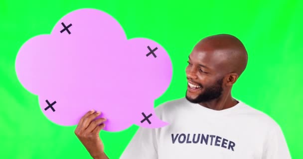 演讲泡沫 志愿者和一名黑人男子在工作室的绿色屏幕上进行社交媒体交流 肖像画 慈善或广告以及一个拿着追踪标记的模型的男性品牌大使 — 图库视频影像