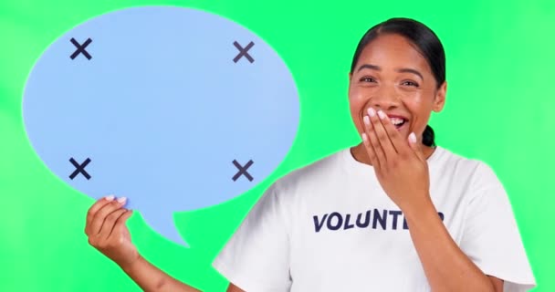 在绿色的屏幕上 带着惊讶或交流的话语泡沫 聊天和志愿女性 一个有空间标志的女志愿者在工作室背景上的照片和照片 — 图库视频影像