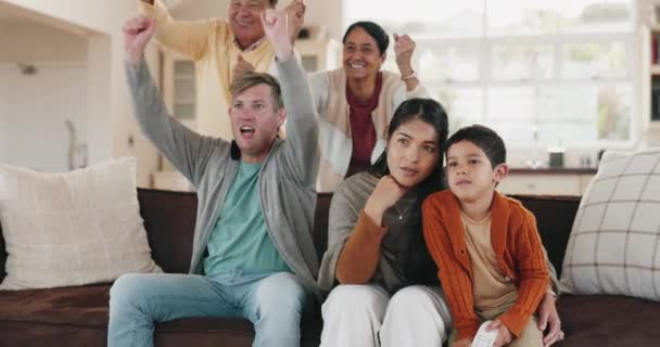 Televizyon Izlemek Büyük Bir Aile Oturma Odası Neşe Içinde Anne — Stok video