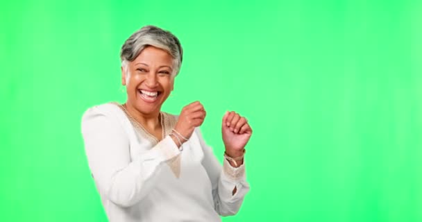 Танець Святкування Старша Жінка Студії Зеленого Екрану Хорошою Новиною Пенсією — стокове відео