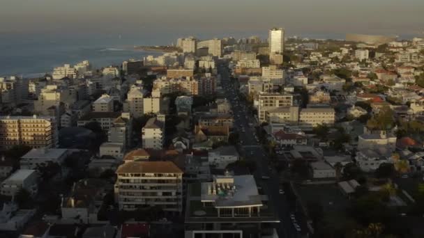 Drone Bâtiments Maisons Coucher Soleil Avec Fond Ville Pour Les — Video