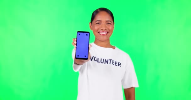 指向智能手机模型和绿色屏幕 志愿在应用程序和广告上提供社区服务 在肖像 网站注册和有工作室背景跟踪标记的女性 — 图库视频影像