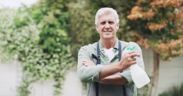 Homem Sênior Jardim Spray Garrafa Com Avental Para Jardinagem Limpeza — Vídeo de Stock