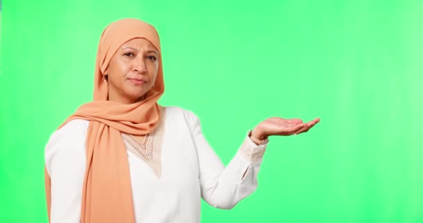 Mujer Seria Musulmana Presentación Mano Pantalla Verde Estudio Aislado Sobre — Vídeo de stock
