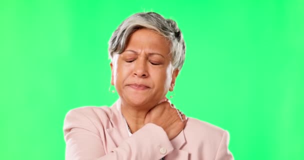 スタジオ背景に炎症を伴うシニア ビジネス女性と首の痛み 緑の画面と筋肉の緊張 女性の専門家 企業の燃え尽きて脊椎損傷 健康問題とモックアップスペース — ストック動画