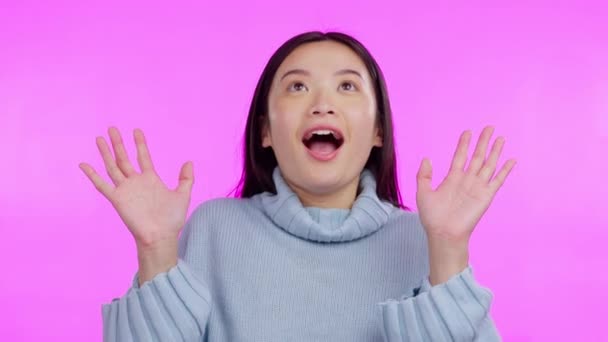 Eller Vay Stüdyodaki Mutlu Kadın Yukarı Bakıyor Haber Anlaşma Yakında — Stok video