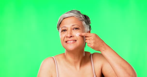 Starsza Kobieta Krem Uroda Zielonym Ekranie Kosmetyczny Produkt Pielęgnacja Twarzy — Wideo stockowe