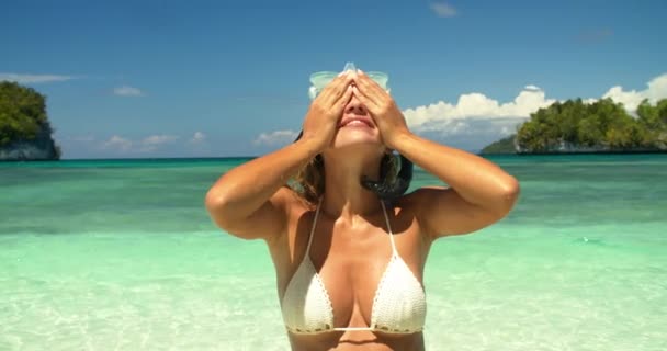 Свобода Тропические Пляжные Женщины Счастье Улыбка Сноркелинг Отпуске Путешествовать Отпуск — стоковое видео