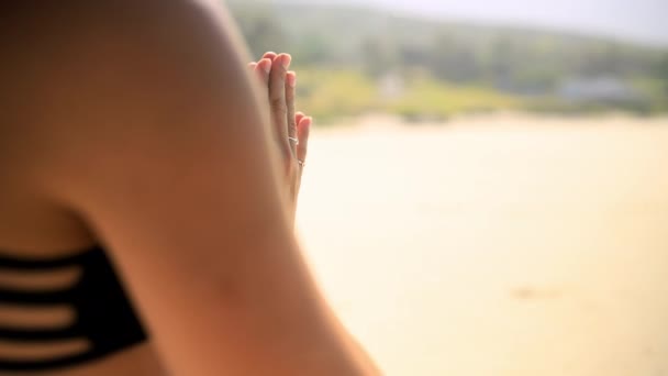 Ręce Plaża Zbliżenie Kobiety Modlącej Się Ćwiczenia Medytacyjne Dla Zen — Wideo stockowe