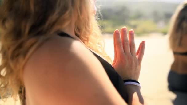 Jóga Meditace Ženy Rukama Sebe Venkovní Přátelé Wellness Fitness Lotos — Stock video