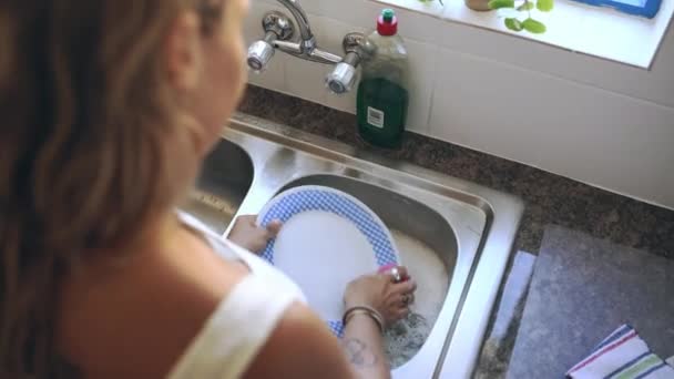 Kök Städning Och Kvinna Som Tvättar Tallrik För Hygien Städning — Stockvideo
