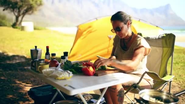 Kvinna Matlagning Eller Grönsaker Utomhus Med Camping Styckning Och Tillagning — Stockvideo