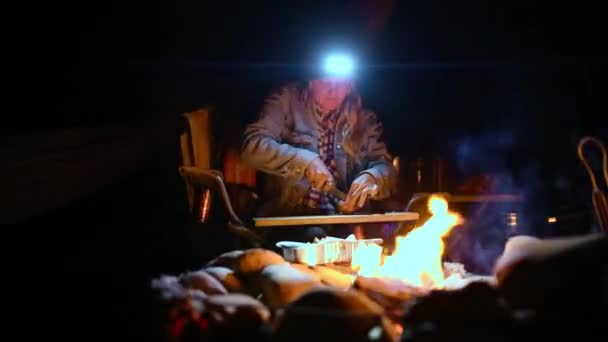 Kobieta Ogień Gotowanie Nocy Lub Camping Przygoda Lesie Świeżym Powietrzu — Wideo stockowe