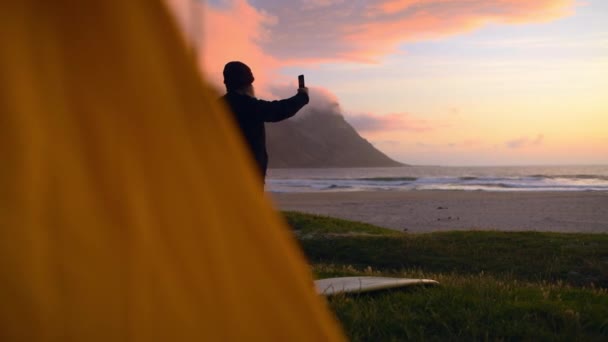 Kadın Kamp Selfie Doğa Plajda Araması Bağlantı Internet Bağlantısı Için — Stok video