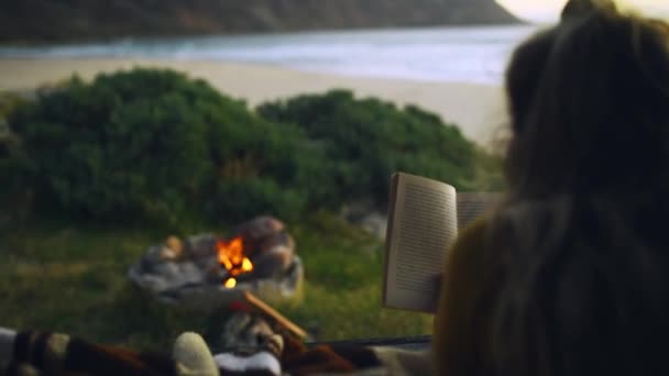 露营和阅读关于海滩 自然和放松与环境 假期和假日的书 与女孩一起出游 与女孩一起出游 与文学一起出游海滨 与夏天一起出游 与山一起休息 — 图库视频影像