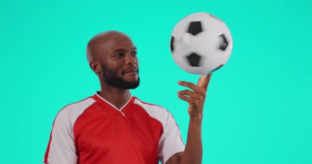 Balón Fútbol Equilibrio Rostro Hombre Negro Estudio Para Aptitud Deportes — Vídeos de Stock