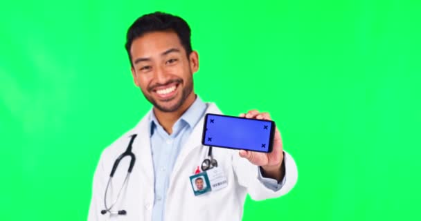 スタジオの背景にソーシャルメディア広告のための緑の画面上のアジアの男 医師や電話のモックアップ 男性の肖像画 医療やヘルスケアのスマートフォンアプリの表示とマーカーを追跡 — ストック動画