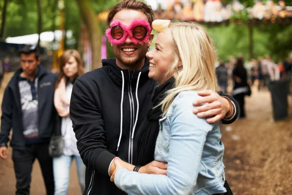 Mutlu Çift Kalabalık Bir Partide Etkinliğinde Lunaparkta Aşk Ilgi Destek — Stok fotoğraf