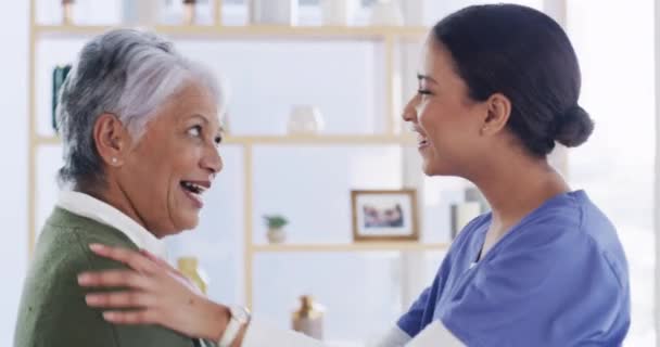 Pflegekraft Seniorin Und Umarmung Für Gesundheit Beratung Und Vertrauen Betreuten — Stockvideo