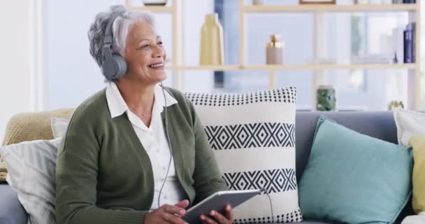 Senior Vrouw Koptelefoon Muziek Tablet Glimlach Lach Voor Grappige Podcast — Stockvideo